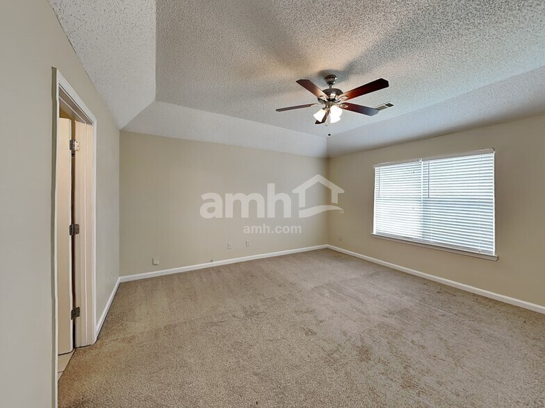 Building Photo - 228 Kings Cove