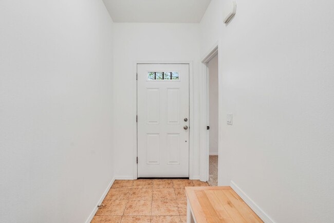 Building Photo - 3 bed, 3.5 bath townhouse in McKenzie Ridg...