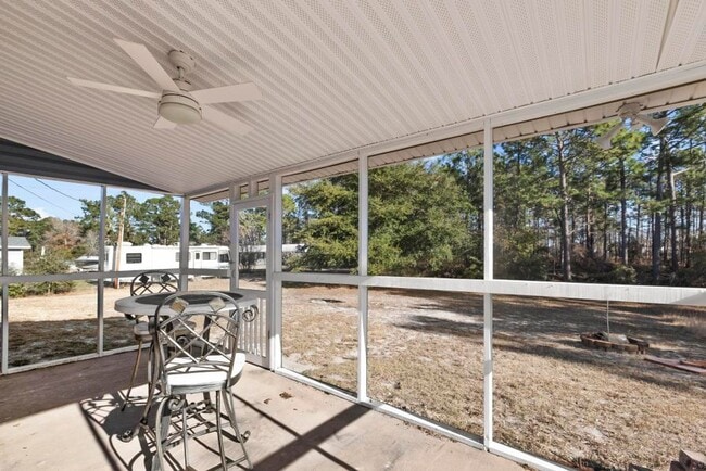 Building Photo - Newly Remodeled Hubert Home