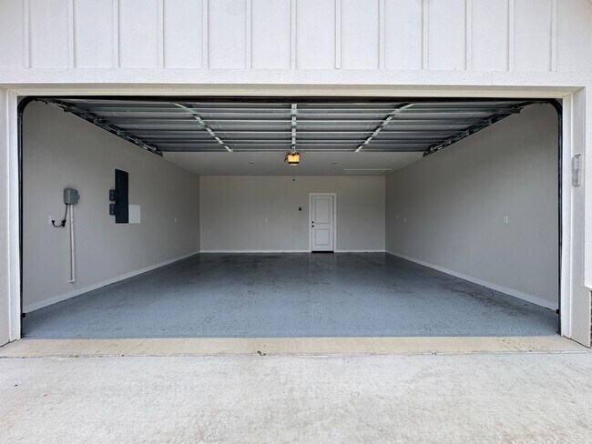 Building Photo - 7069 Hillside Ave