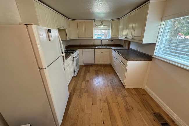 Building Photo - Spacious Colonial Heights Bungalow