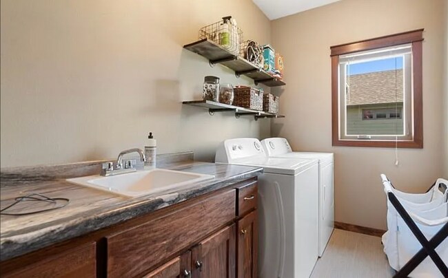 Building Photo - 944 Cove Ct NW