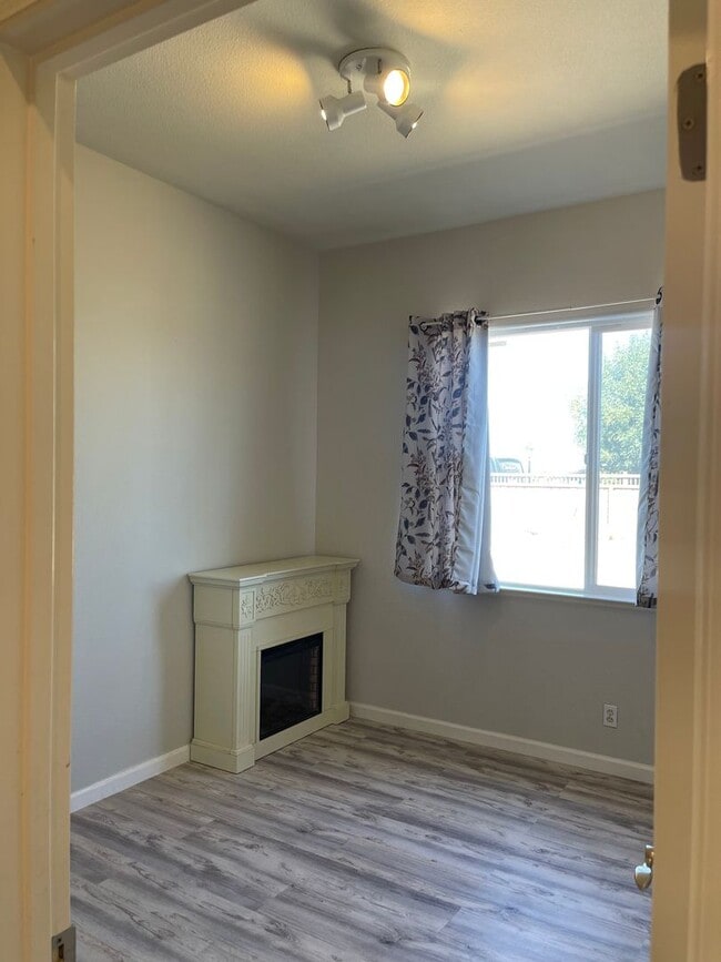 Building Photo - 5-Bedroom, 3-Bathroom Home for Rent on 1-A...