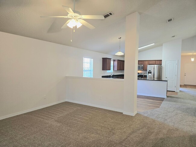 Building Photo - 3-Bedroom Home with Bonus Room and Screene...