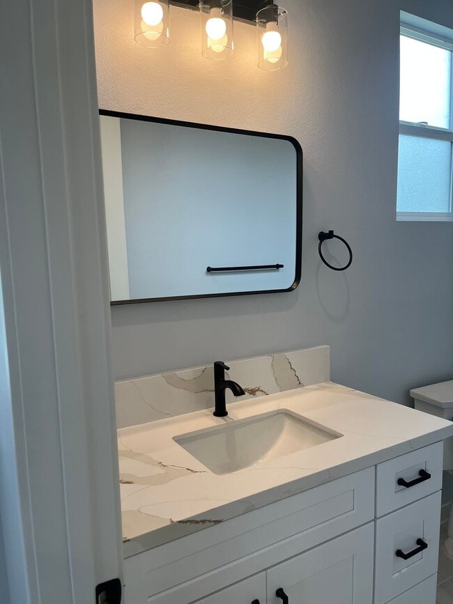 Building Photo - 3 Bedroom/ 3 Bathroom Home in Huntington B...