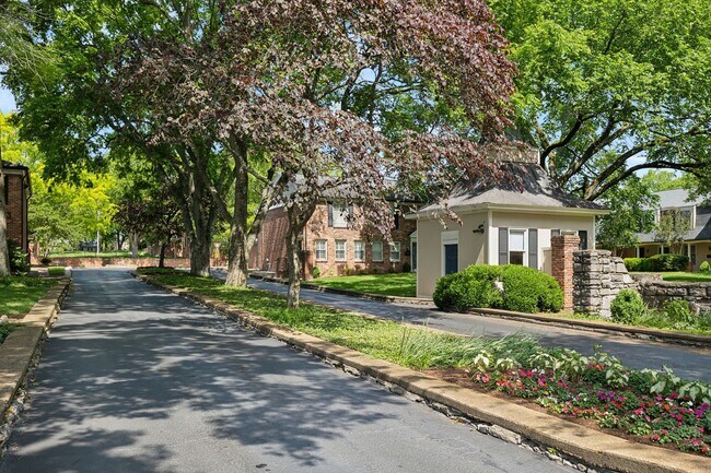Building Photo - 5025 Hillsboro Pike