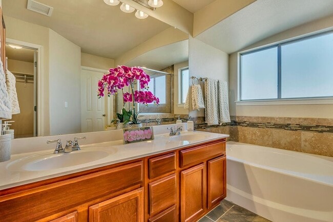 Building Photo - Lovely 4 bedroom, 2.5  in West Side El Paso!!