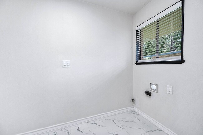 Building Photo - 1610 Richvale Ln