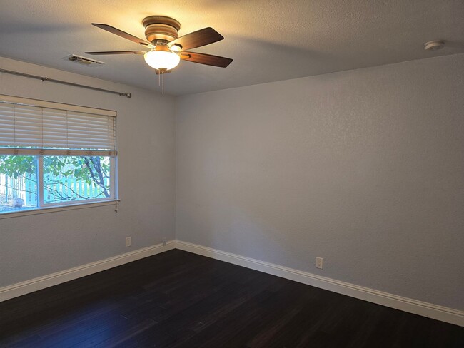 Building Photo - Beautiful Updated Rental in LOP