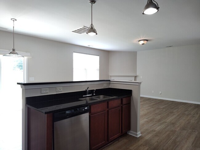 Building Photo - Pristine home located in the Woodbury comm...