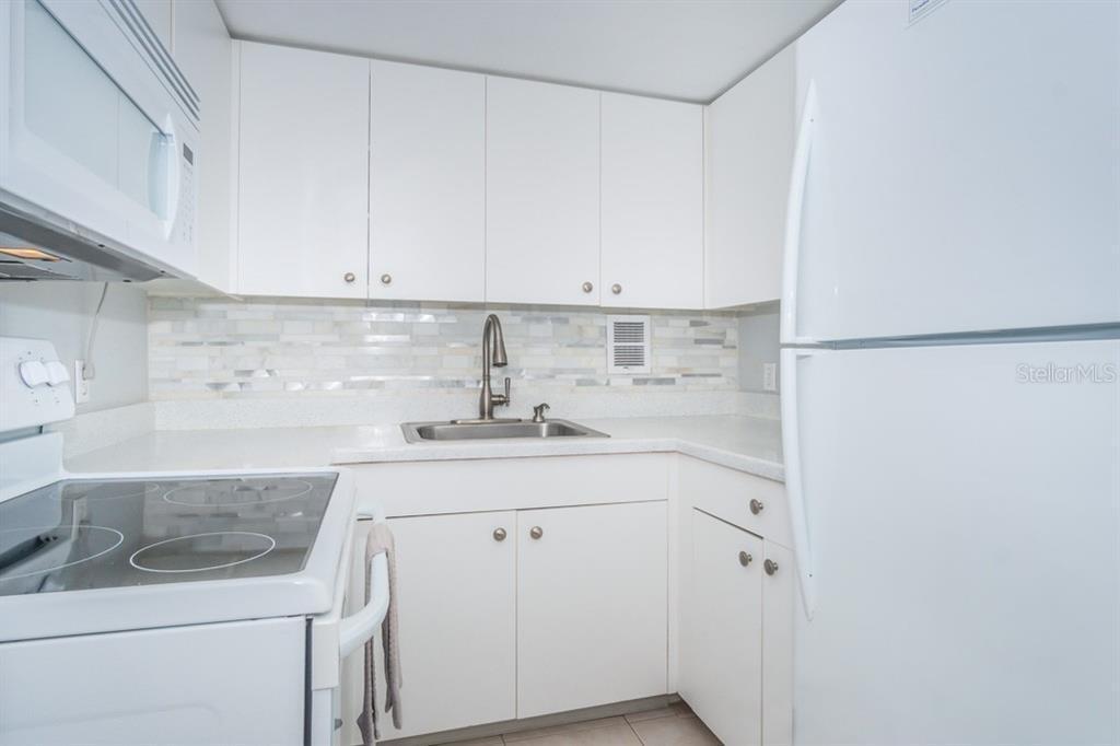 Kitchen - 880 Mandalay Ave