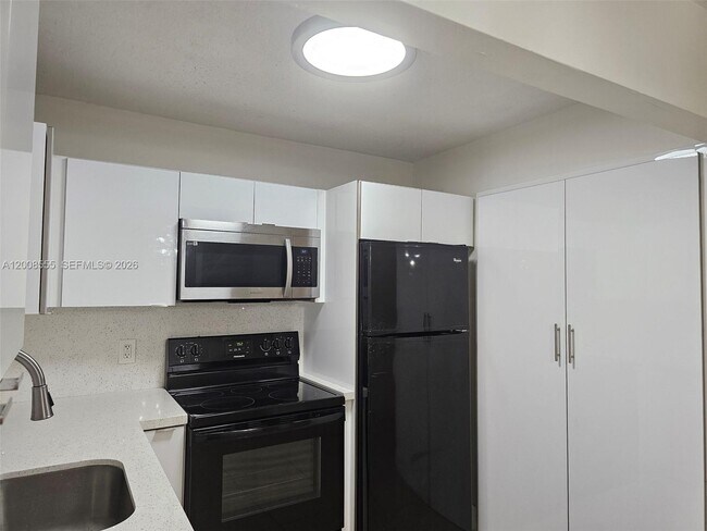 Building Photo - 900 Tallwood Ave