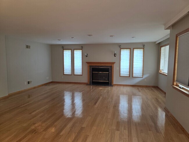 Building Photo - 812 Leeds Ln