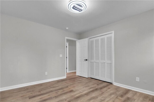 Building Photo - 4497 Glenforest Dr NE