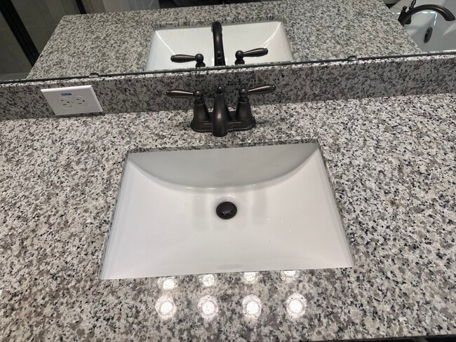 Building Photo - 12616 Salomon Cove Dr