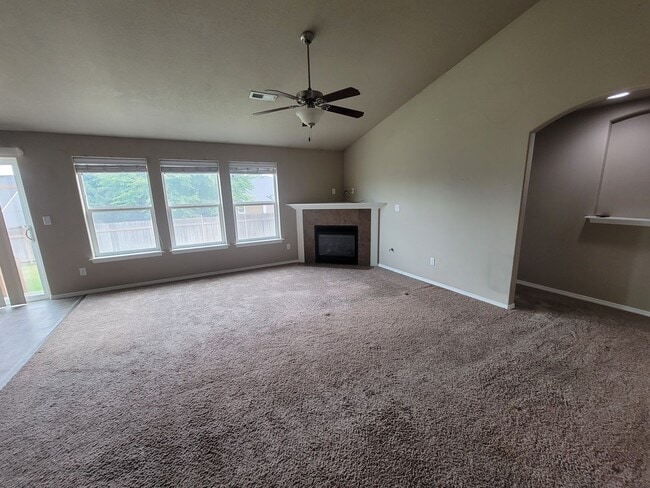 Building Photo - Charming Home on Richland– Fenced Yard, Fi...