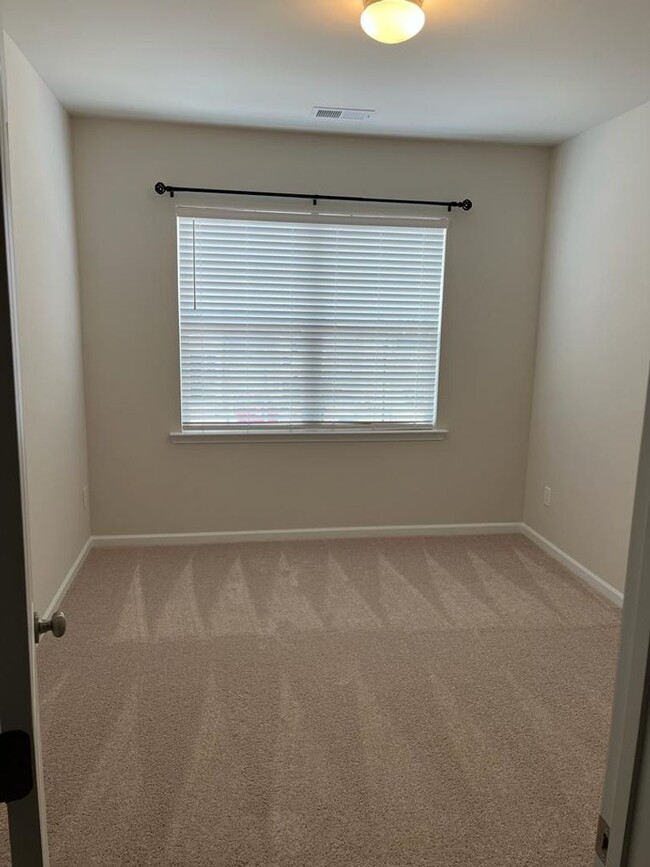Building Photo - Townhome with 3BR/2.5BA Garage Located in ...