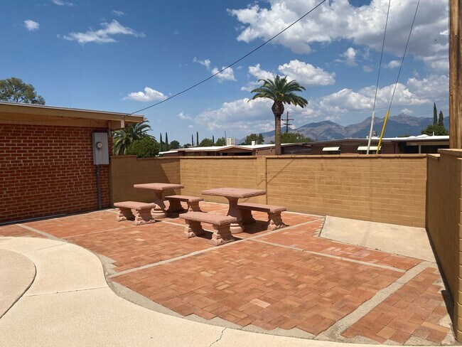 Building Photo - Eastside 3 bed 2 bath - Pool and Garage