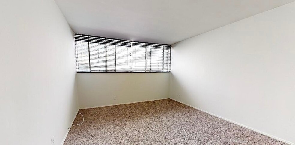 Bedroom - 1025 N Kings Rd