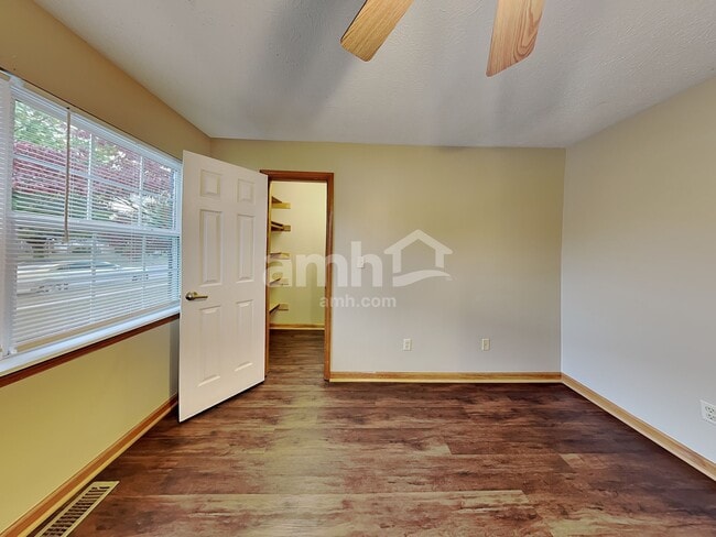 Building Photo - 464 E Quail Wood Ln