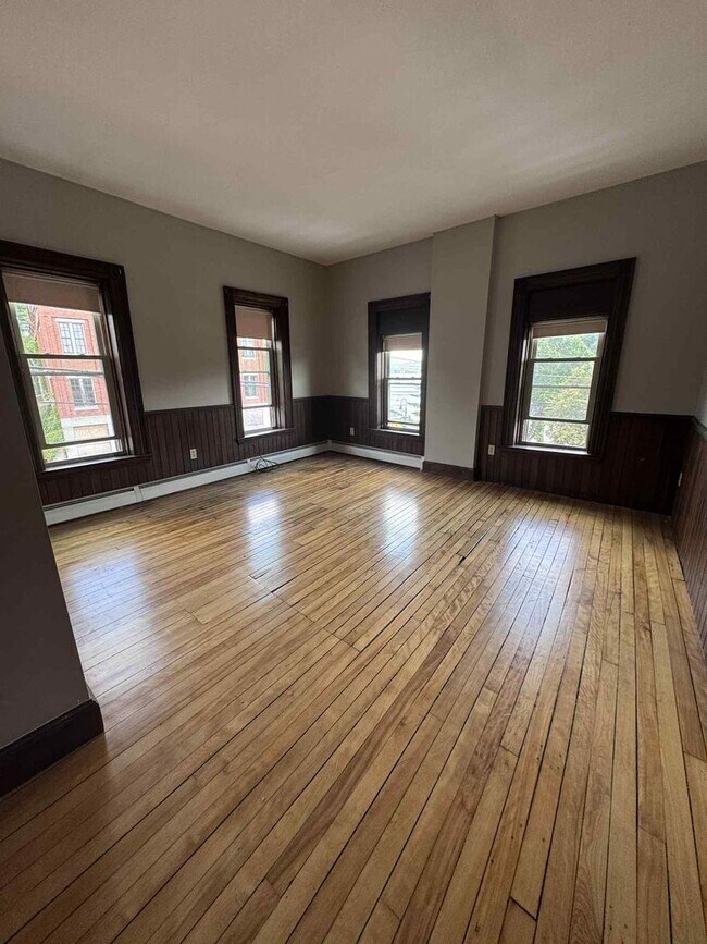 Building Photo - 2 Main St