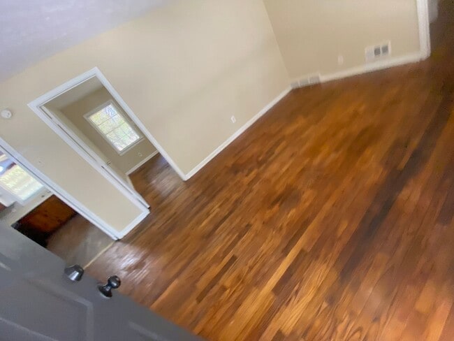 Building Photo - **ON HOLD**3 Bedroom / 1 Bathroom Home in ...