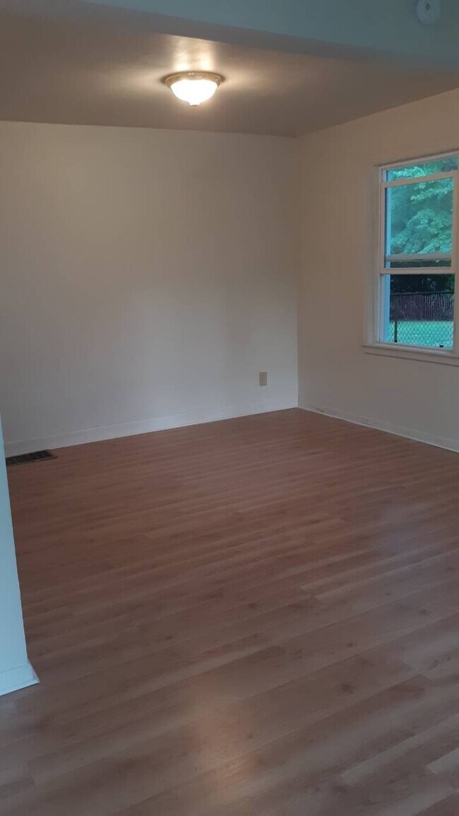 Building Photo - 455 Oak Ave