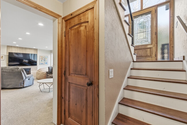 Building Photo - 8682 Alpen Cir