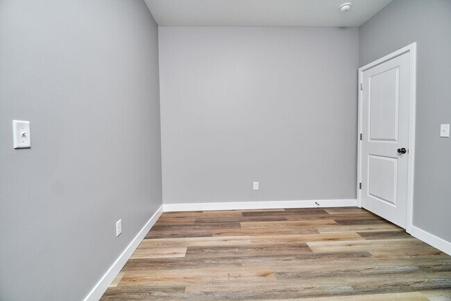 Building Photo - 415 Dequincy St