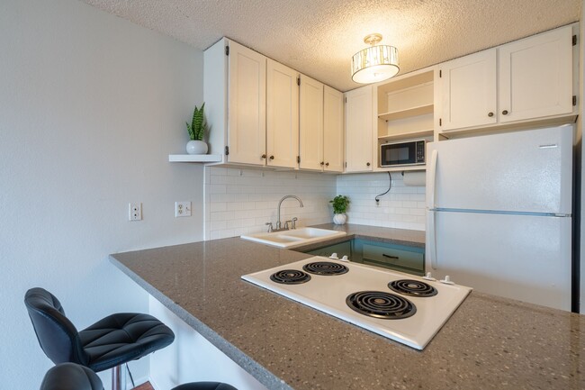Building Photo - 2 bedroom / 1 1/2 bath / 2 parking condo i...