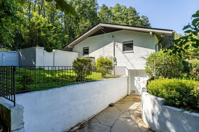 Building Photo - 10030 Tan Rara Dr