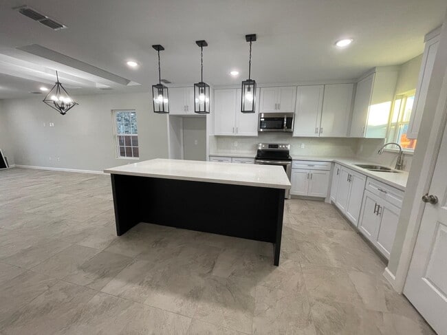 Building Photo - 5527 Conroe St