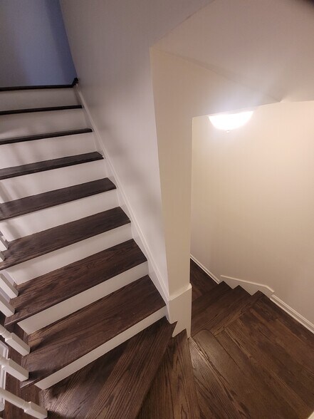 Building Photo - 6708 N Hermitage Ave