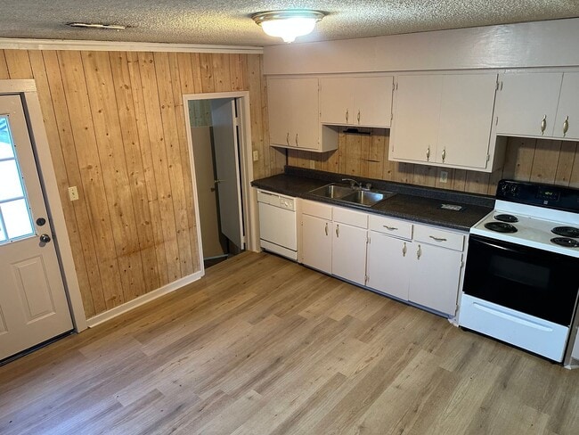 Building Photo - Available May 1st! 3-Bed, 1-Bath Home in Central Springdale!