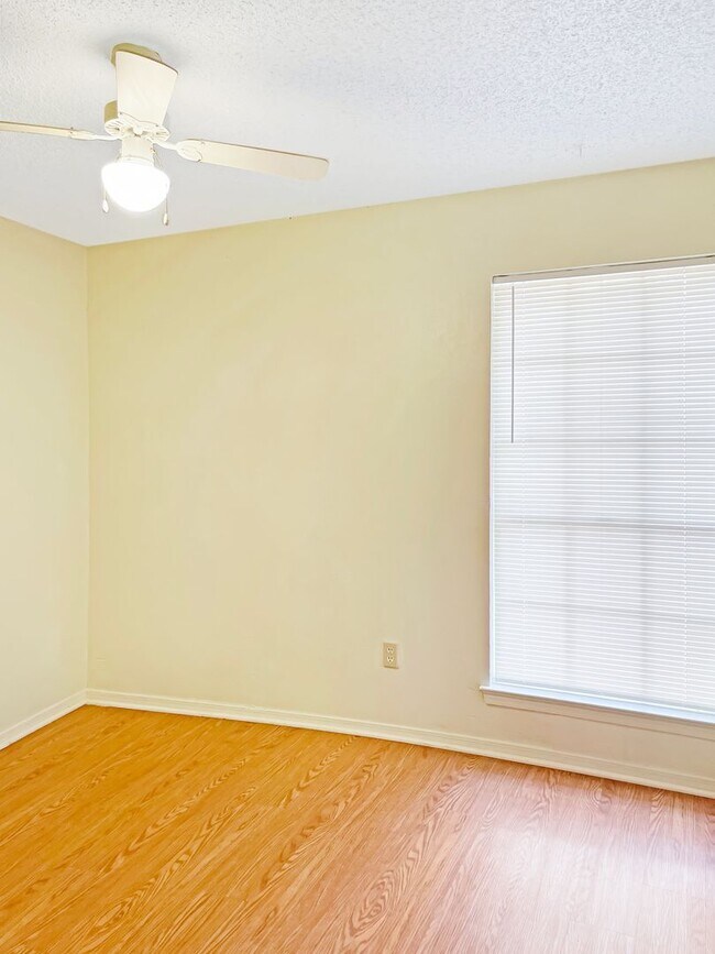 Building Photo - Spacious 3-Bedroom Duplex with Covered Parking & Fenced Yard!