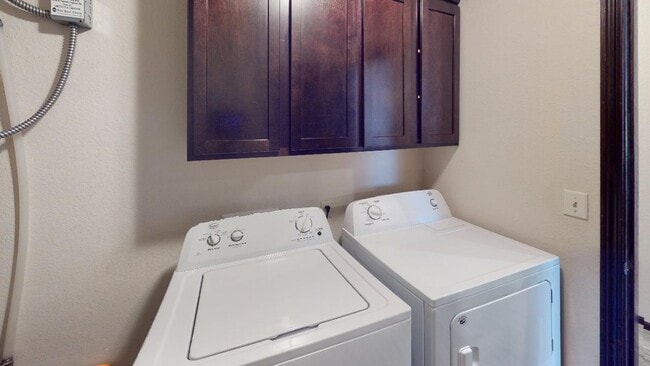 Building Photo - 2 bed town home!