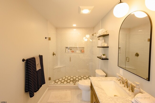 Building Photo - 5143 Venice Ave