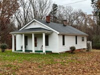 Building Photo - 3-Bedroom Home Convenient to Farmville and...