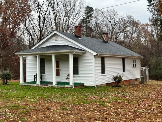 Primary Photo - 3-Bedroom Home Convenient to Farmville and...