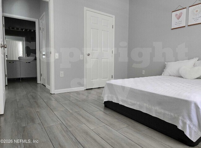 Building Photo - 10550 Baymeadows Rd