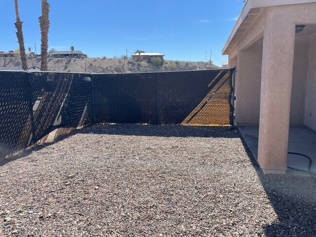 Building Photo - Move in ready, Call for a showing.