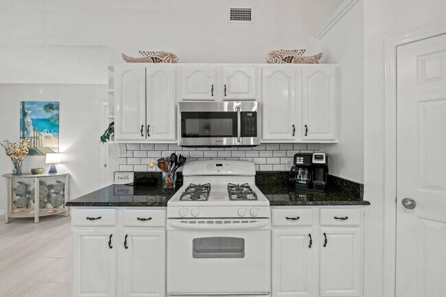 Building Photo - 300 Lan Rob Ln