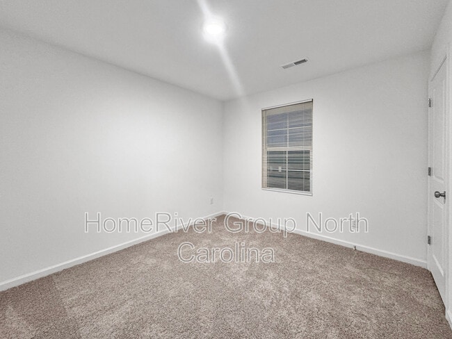 Building Photo - 195 Pine Needle Dr
