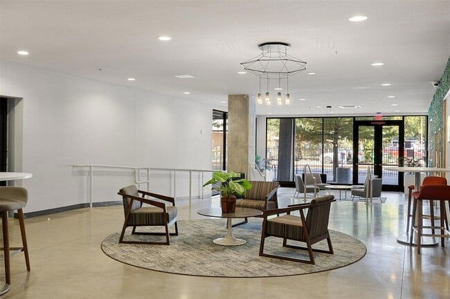 Building Photo - 1800 E 4th St