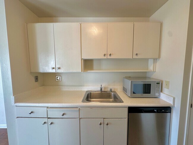 Building Photo - $500 OFF FIRST MONTH RENT - 1 Bed 1 Bath Available in Watergate Complex of Emeryville!!!