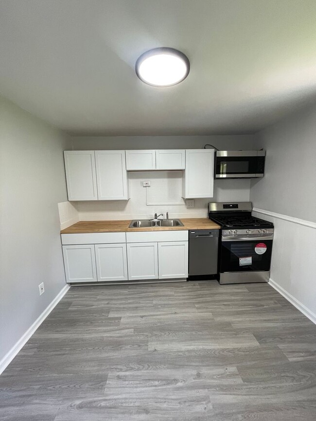 Building Photo - Freshly Renovated 3 Bedroom Ranch with Mod...
