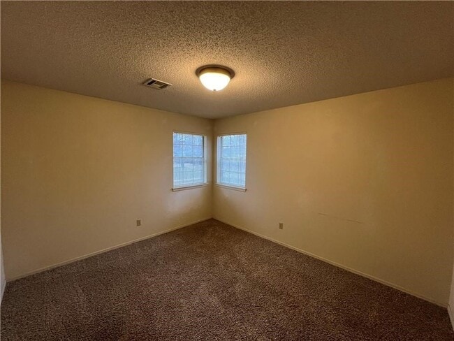 Building Photo - 323 S 11th Pl