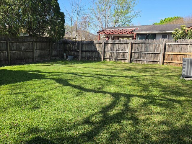 Building Photo - 13939 Plantation Valley Dr