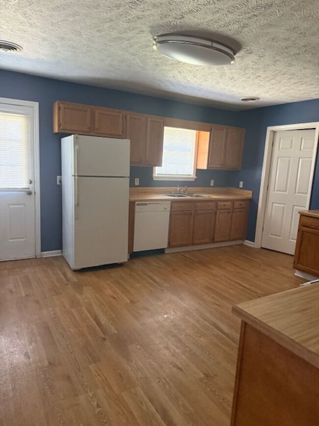 Building Photo - 2bd/2ba with an oversized single car garage