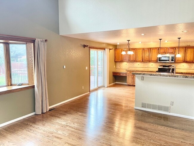 Building Photo - Large Clean Home in Aurora
